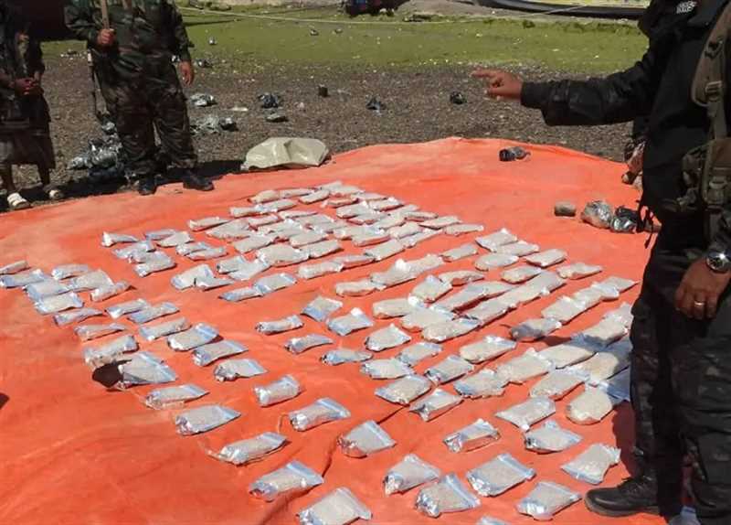 لحج.. ضبط قارب تهريب يحمل 600 ألف حبة كبتاجون مخدر