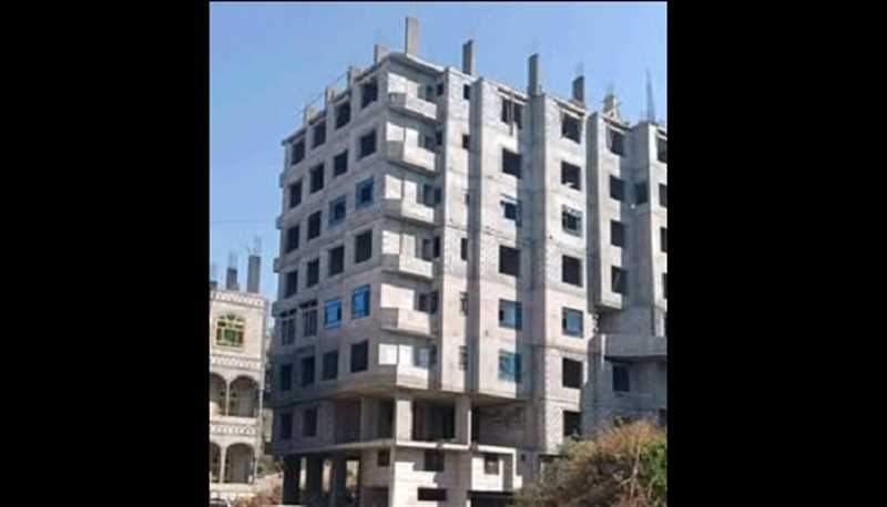 مرافق مسؤول حوثي يعتدي على موظف حكومي أوقف مخالفة بناء في إب