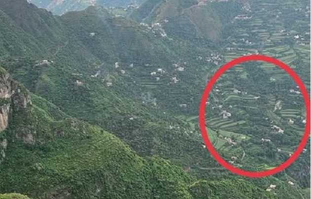 إب.. وفاة أم وابنتها في ظروف غامضة داخل منزلهم والمليشيا توجه بدفنهما دون تحقيق