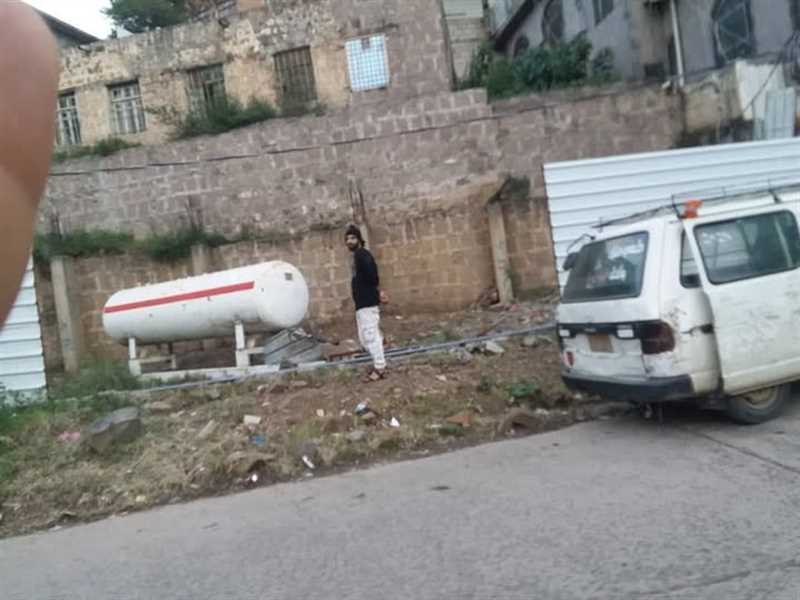 بحماية قيادي حوثي.. محطة غاز متنقلة في حي سكني بمدينة إب القديمة