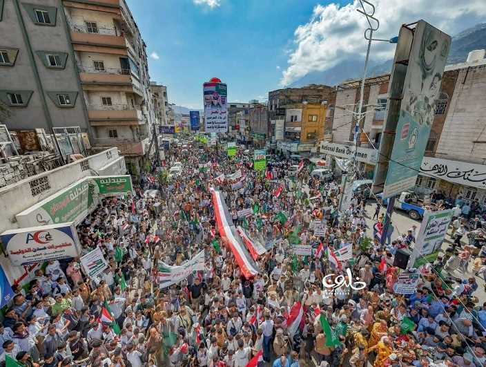 تعز.. مسيرة حاشدة تندد بالهجمات الإيرانية على السعودية ودول الخليج والأردن  