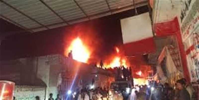 حريق يلتهم عددا من المحلات التجارية في القفر شمالي إب