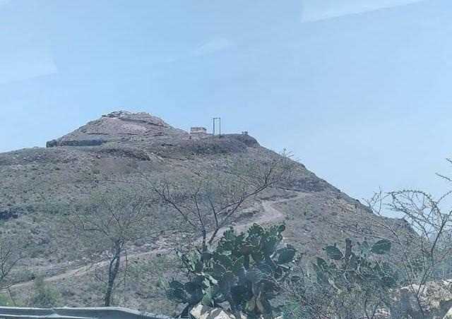 إب.. مليشيا الحوثي تغلق منطقة جبل الأخطور بالسياني وتختطف عدداً من أعيانها