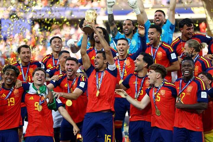 إسبانيا تطيح بميسي ورفاقه وتتوج بكأس العالم للمرة الثانية