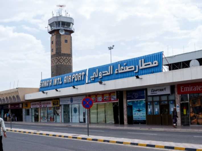 الجيش اليمني يقصف مدرج مطار صنعاء لمنع وصول طائرة إيرانية