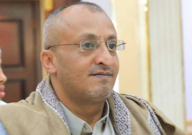 مسؤول حوثي يعتدي على عمال محل في إب