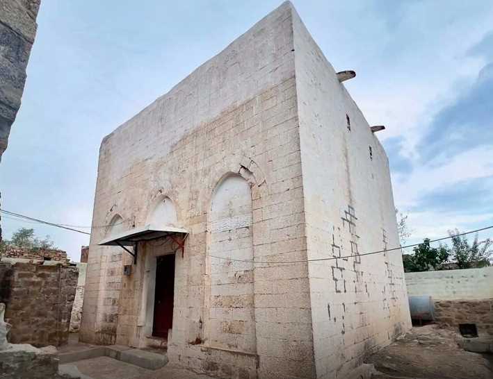 إب: مسجد أثري يحاكي الكعبة في الدنوة