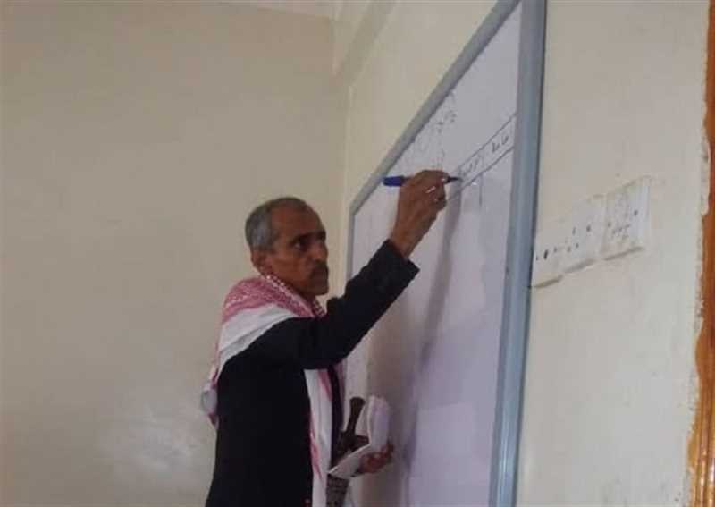 أبناء نافذ حوثي يعتدون على معلم منعهم من الغش بإحدى مدارس إب