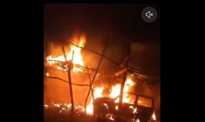 قيادي حوثي يحرق منزل وممتلكات مواطن في الجوف