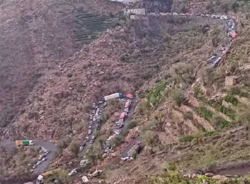 توقف حركة السير في خط سمارة شمالي إب