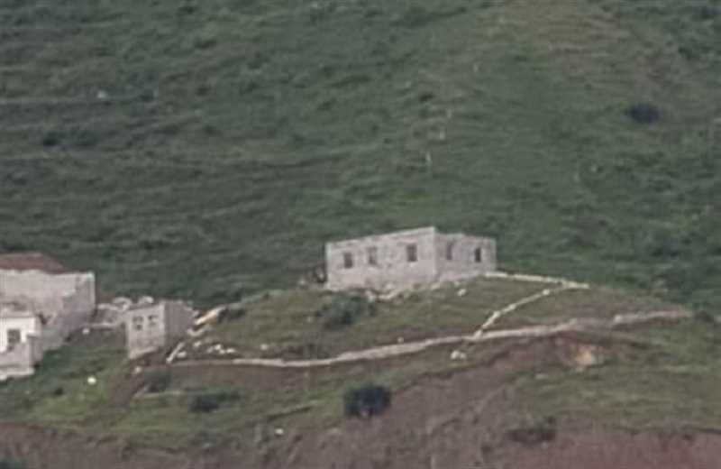 إب.. نافذ حوثي يسطو على أرضية مواطنين بحماية أمنية في المشنة