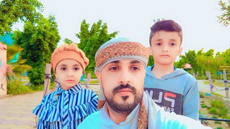 أمين الدميني.. مغترب من إب يودع طفليه بكلمات مؤثرة ويلقى حتفه في حادث سير قبل وصوله عُمان