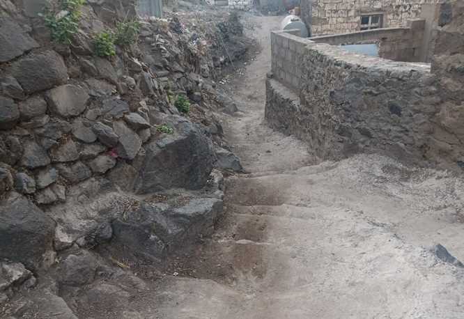 إب.. رصف أزقة ‹قرية محطب› بجهود مجتمعية