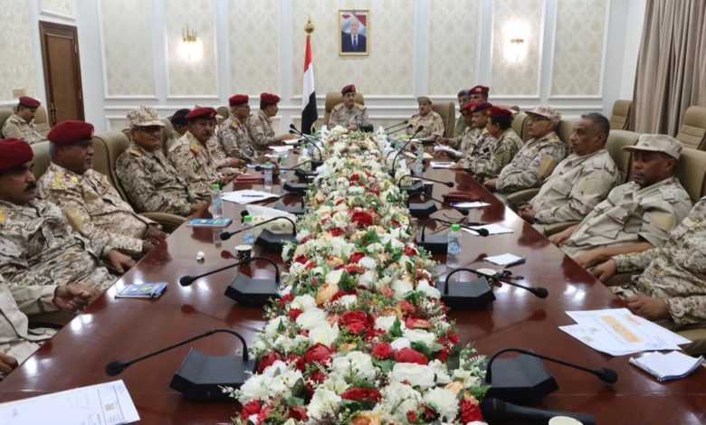 وزير الدفاع في اجتماع موسع بعدن: إنهاء الانقلاب الحوثي هدف رئيسي لا رجعة عنه