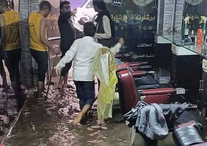سيول الأمطار بإب تجرف مواطناً ومركبات وتغمر محلات تجارية