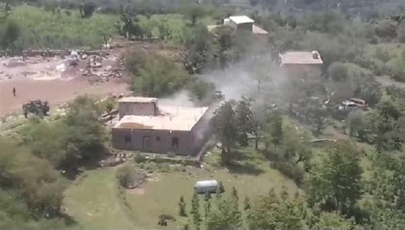 مسلحون حوثيون يحرقون منزل مواطن في مديرية العدين غربي إب