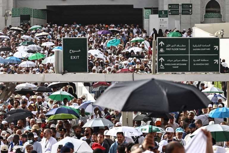 حجاج بيت الله يتوافدون إلى مشعر منى لقضاء يوم التروية