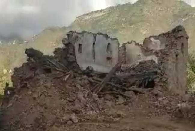 تهدم منزل أسرة فقيرة جراء الأمطار في العدين غربي إب