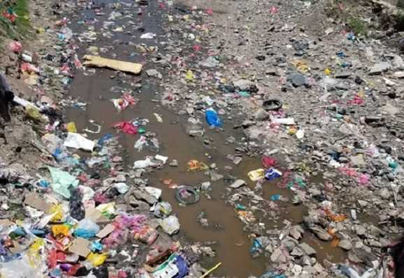 سكان حي في مدينة إب يشكون من طفح مياه الصرف الصحي