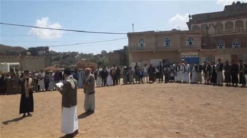 إب.. مواطنون يحتجون على تعطيل الحوثيين مبادرة مجتمعية لرصف طريق في المشنة