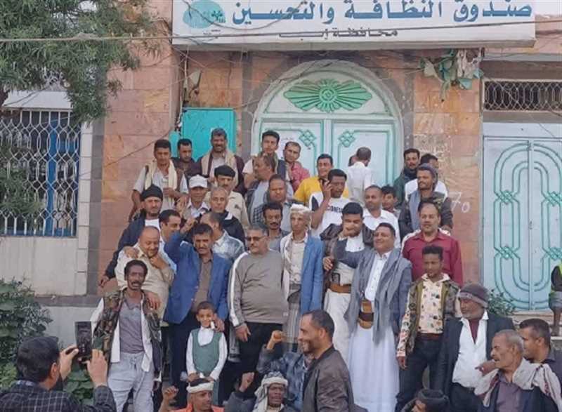 إب..موظفو صندوق النظافة ينفذون وقفات احتجاجية ضد قيادي حوثي