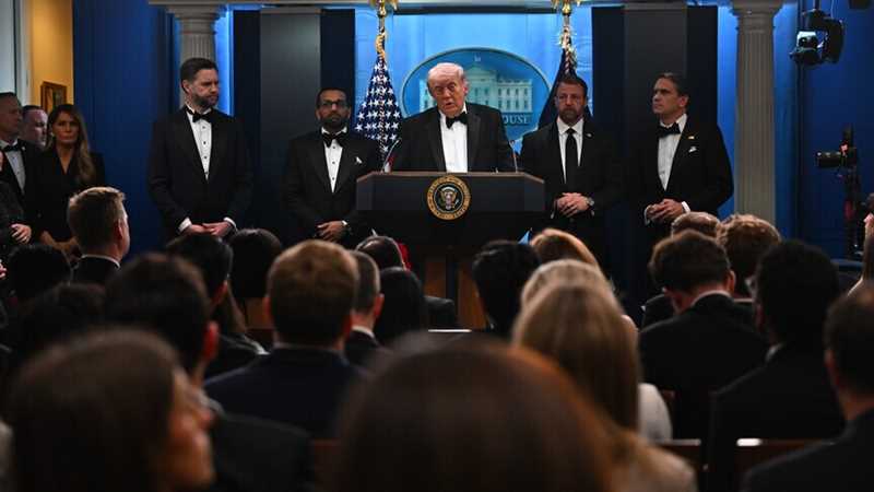 الحكومة اليمنية والإصلاح يُدينان إطلاق النار الذي استهدف حفلاً حضره الرئيس الأمريكي