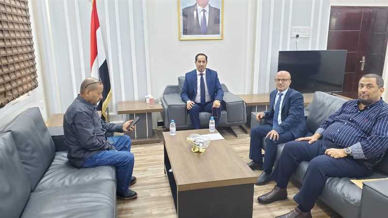 عدن.. وزير الشباب والرياضة يناقش مع وكيل محافظة إب دور الشباب في معركة التحرير