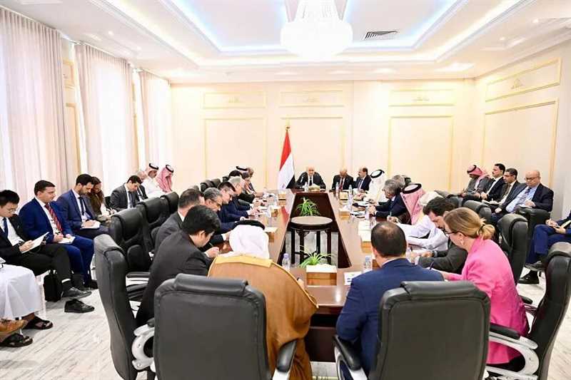 الرئيس العليمي: تصعيد الانتقالي في حضرموت والمهرة خرق صريح لمرجعيات المرحلة الانتقالية