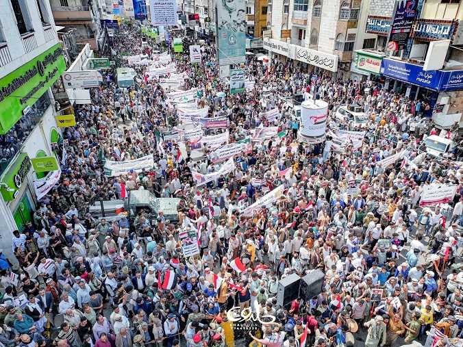 مسيرة جماهيرية حاشدة في تعز تطالب باستكمال التحرير وتؤيد قرارات القيادة السياسية