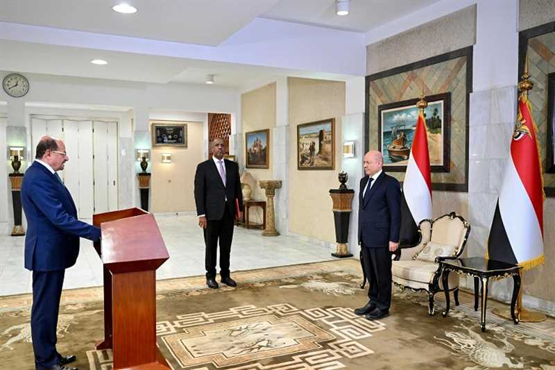 رئيس وأعضاء الحكومة الجديدة يؤدون اليمين الدستورية أمام الرئيس العليمي بالرياض