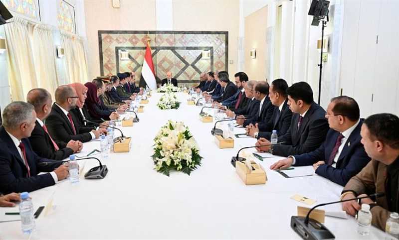 الرئيس العليمي: هزيمة الانقلاب الحوثي على رأس أولويات الحكومة الجديدة