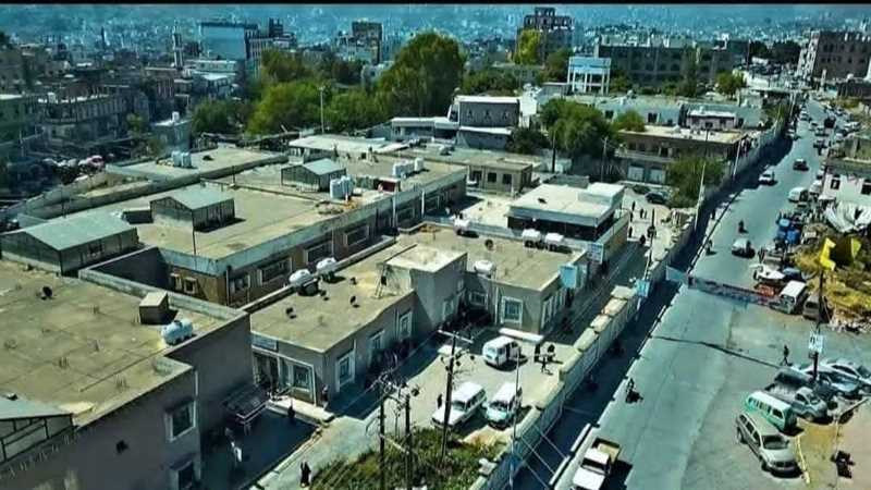 إب.. سكان الأحياء المجاور لمستشفى الثورة يشكون من انبعاث روائح كريهة جراء تعطل ثلاجة الموتى