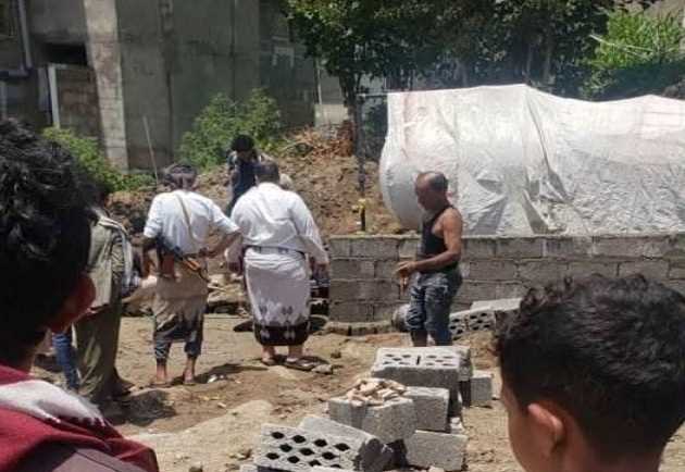 سكان محليون يرفضون نصب محطة غاز داخل حي سكني في مدينة جبلة