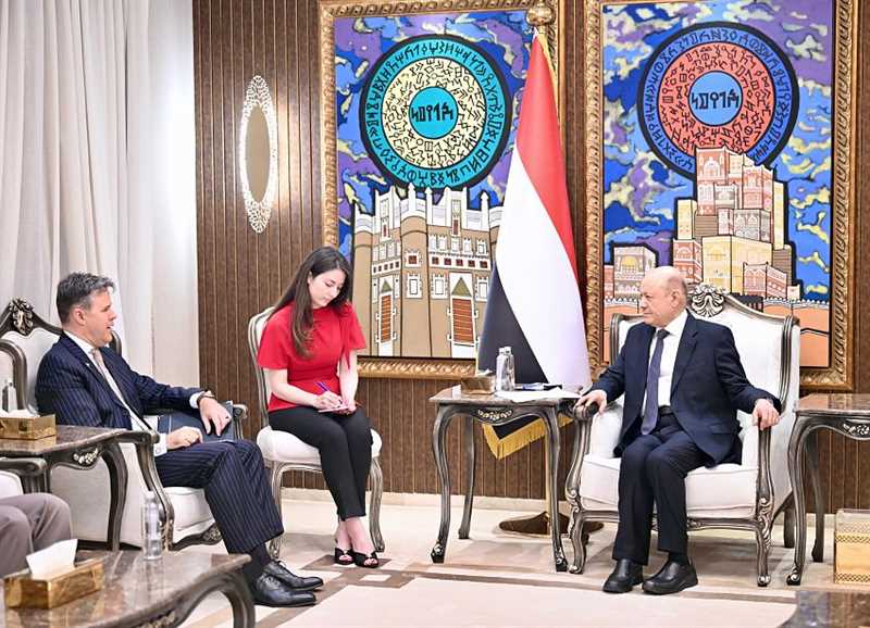 الرئيس العليمي: استهداف الحوثي لميناء المخا يمثل حرباً ممنهجة على مقدرات الشعب اليمني وشرايين حياته