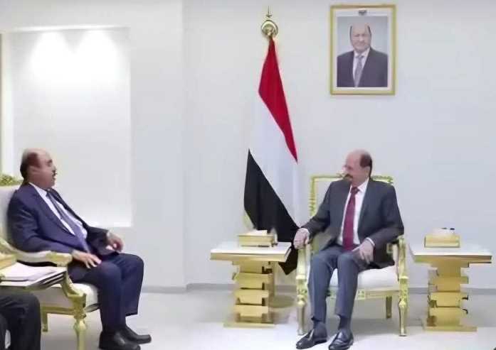 رئيس الوزراء ومحافظ إب يناقشان أوضاع النازحين وجهود التعبئة العامة لاستعادة المحافظة