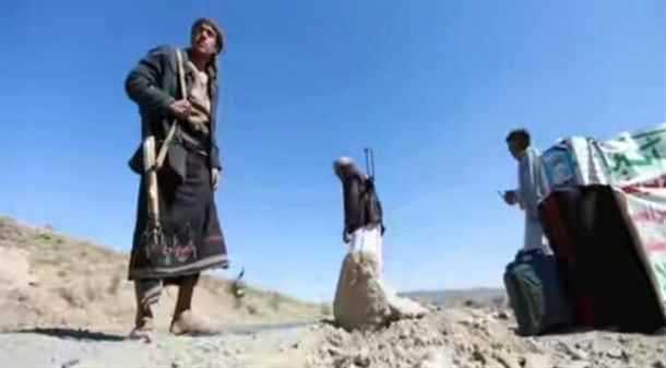 ملاك محلات وباعة في سوق شعبي في إب يشكون من ممارسات نقطة حوثية
