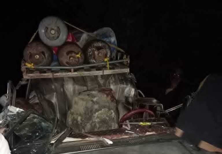 إصابة سائق سيارة وتضرر مركبته إثر انهيار صخري غربي إب