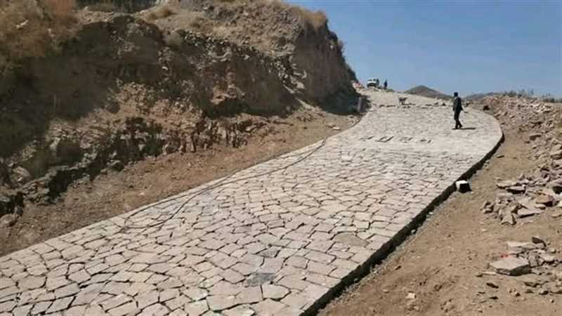 مليشيا الحوثي توقف عمل مبادة مجتمعية لرصف طريق في إب