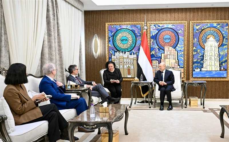 الرئيس العليمي يجدد التزام اليمن بالشراكة الدولية لمكافحة الإرهاب وحماية الممرات المائية